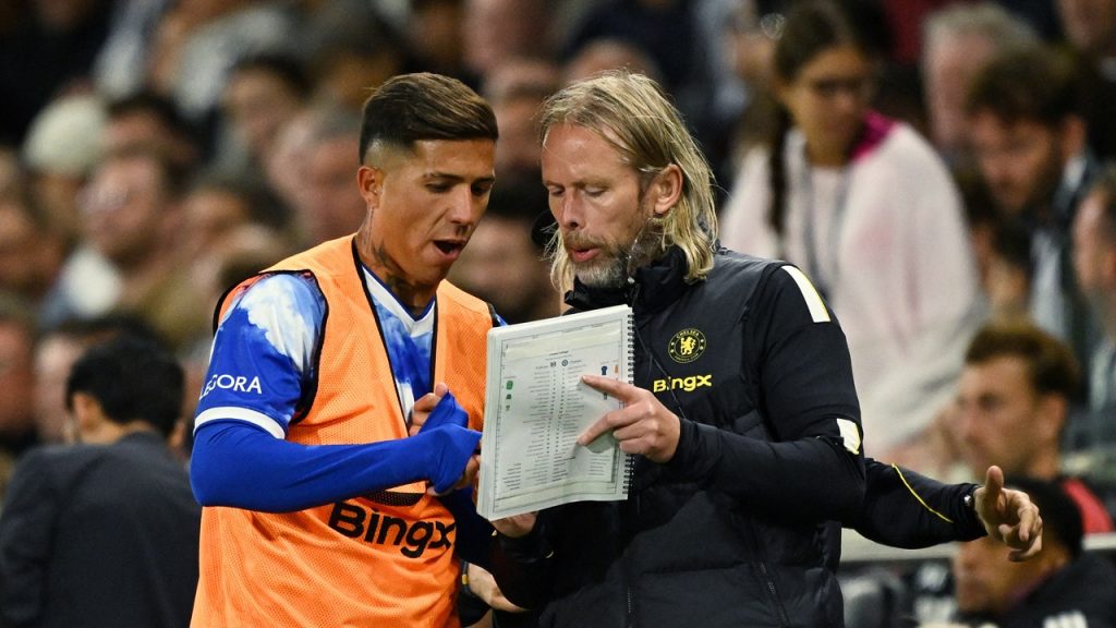 Austin MacPhee, asistente de Xabi Alonso en el Chelsea, da instrucciones a Enzo Fernández antes de salir al campo en el partido ante el Fulham de la primera jornada de la Premier League.
