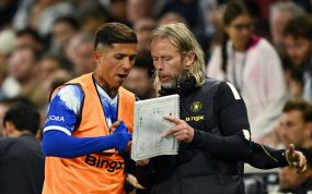 Austin MacPhee, asistente de Xabi Alonso en el Chelsea, da instrucciones a Enzo Fernández antes de salir al campo en el partido ante el Fulham de la primera jornada de la Premier League.