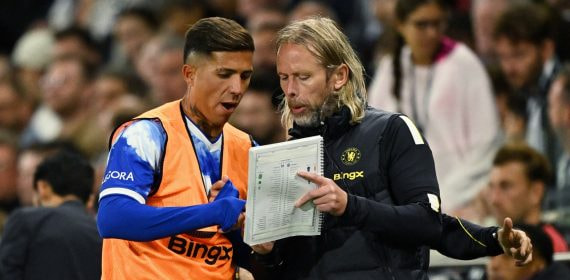 Austin MacPhee, asistente de Xabi Alonso en el Chelsea, da instrucciones a Enzo Fernández antes de salir al campo en el partido ante el Fulham de la primera jornada de la Premier League.