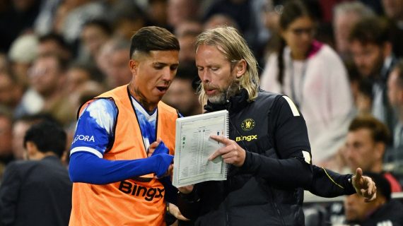 Austin MacPhee, asistente de Xabi Alonso en el Chelsea, da instrucciones a Enzo Fernández antes de salir al campo en el partido ante el Fulham de la primera jornada de la Premier League.