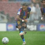 Raphinha dispara a puerta justo antes de conseguir el primero de sus dos goles en la victoria por 5-1 del FC Barcelona ante el Feyenoord en la Champions League.