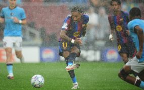 Raphinha dispara a puerta justo antes de conseguir el primero de sus dos goles en la victoria por 5-1 del FC Barcelona ante el Feyenoord en la Champions League.