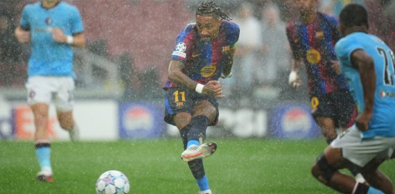 Raphinha dispara a puerta justo antes de conseguir el primero de sus dos goles en la victoria por 5-1 del FC Barcelona ante el Feyenoord en la Champions League.