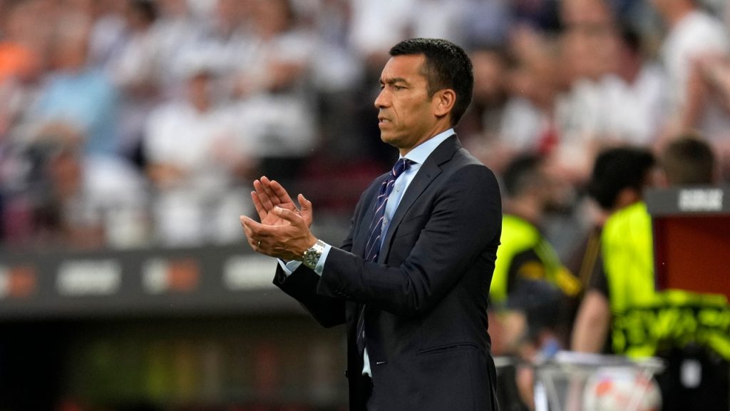 Giovanni van Bronckhorst, dando instrucciones en el área técnica durante la final de la Europa League 2022 entre el Eintracht Frankfurt y el Rangers FC.