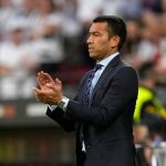 Giovanni van Bronckhorst, dando instrucciones en el área técnica durante la final de la Europa League 2022 entre el Eintracht Frankfurt y el Rangers FC.
