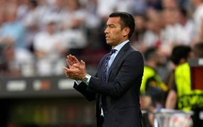 Giovanni van Bronckhorst, dando instrucciones en el área técnica durante la final de la Europa League 2022 entre el Eintracht Frankfurt y el Rangers FC.