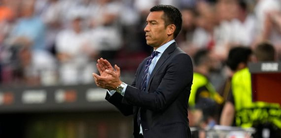 Giovanni van Bronckhorst, dando instrucciones en el área técnica durante la final de la Europa League 2022 entre el Eintracht Frankfurt y el Rangers FC.