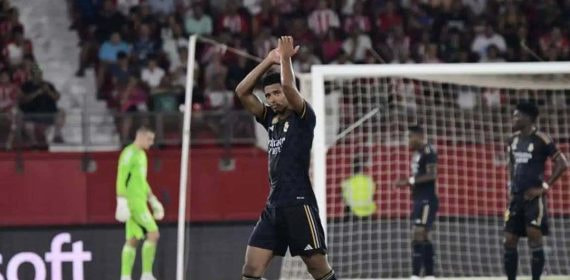 Jude Bellingham aplaude a la grada mientras sale del campo en un partido del Real Madrid para dejar su sitio a un suplente