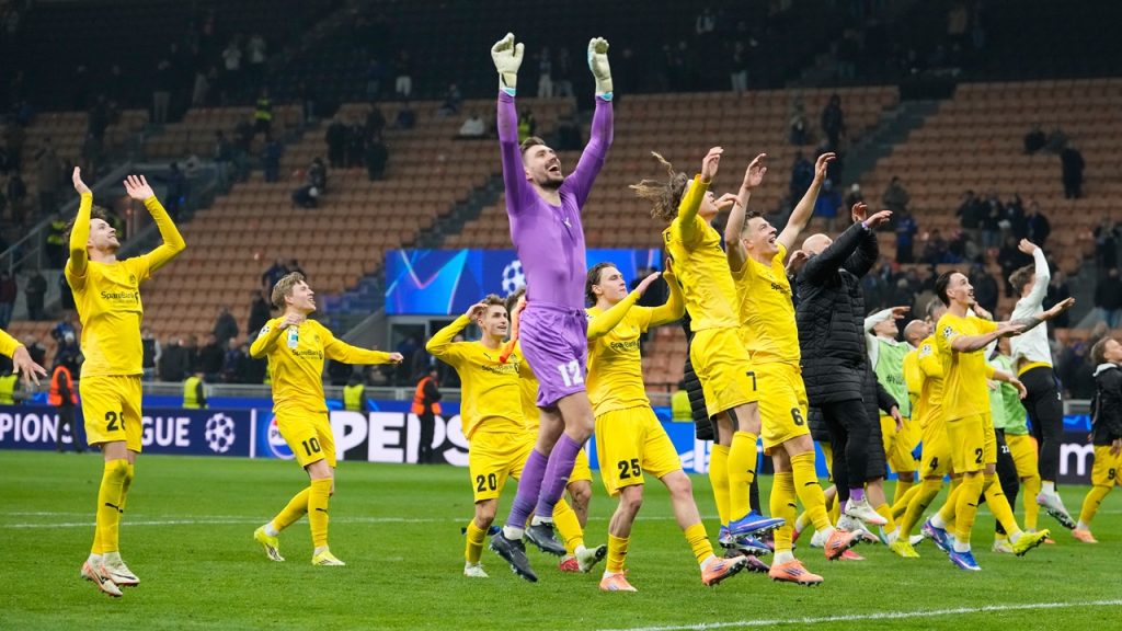 Los jugadores del Bodo/Glimt celebran su clasificación ante el Inter de Milán en San Siro en el playoff de acceso a los octavos de final de la Champions League 2025/26.