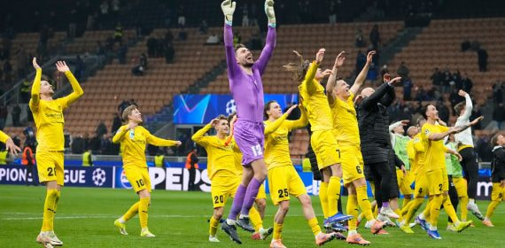 Los jugadores del Bodo/Glimt celebran su clasificación ante el Inter de Milán en San Siro en el playoff de acceso a los octavos de final de la Champions League 2025/26.
