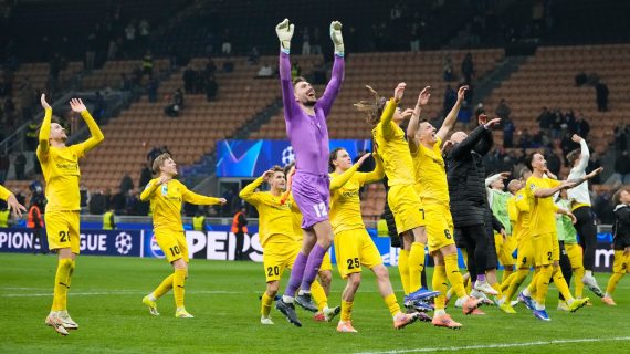 Los jugadores del Bodo/Glimt celebran su clasificación ante el Inter de Milán en San Siro en el playoff de acceso a los octavos de final de la Champions League 2025/26.