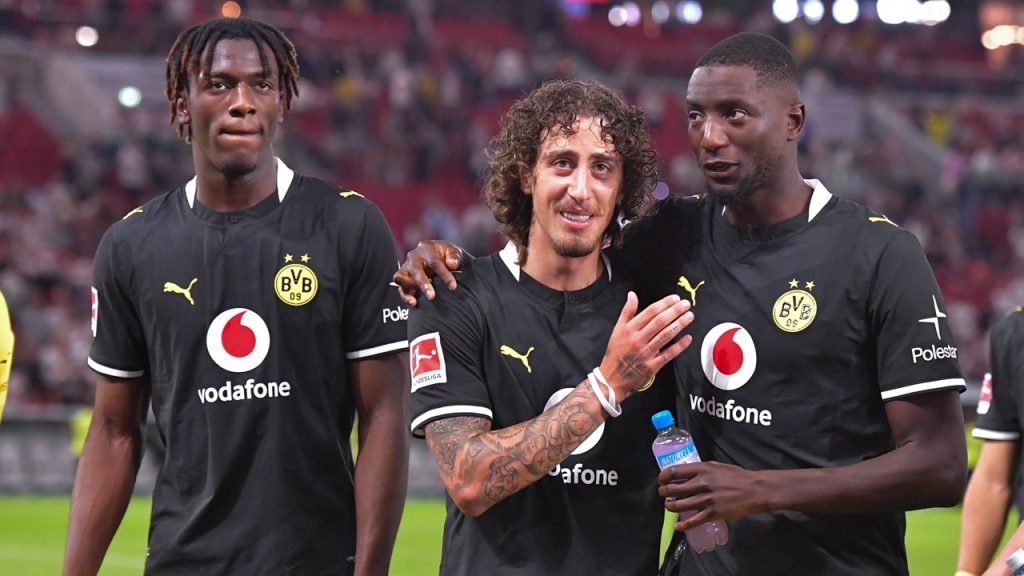 Joane Gadou, Fabio Silva y Serhou Guirassy celebran el triunfo del Borussia Dortmund en el campo del Stuttgart en la Bundesliga 2026/27.