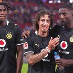Joane Gadou, Fabio Silva y Serhou Guirassy celebran el triunfo del Borussia Dortmund en el campo del Stuttgart en la Bundesliga 2026/27.