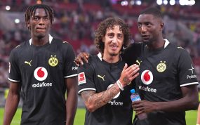 Joane Gadou, Fabio Silva y Serhou Guirassy celebran el triunfo del Borussia Dortmund en el campo del Stuttgart en la Bundesliga 2026/27.