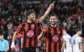 Ryan Christie celebra uno de los tres goles que marcó en la victoria del Bournemouth ante el Lincoln City en la Carabao Cup 2026/27.
