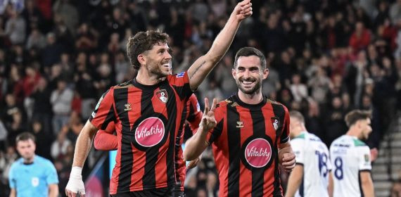 Ryan Christie celebra uno de los tres goles que marcó en la victoria del Bournemouth ante el Lincoln City en la Carabao Cup 2026/27.