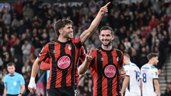 Ryan Christie celebra uno de los tres goles que marcó en la victoria del Bournemouth ante el Lincoln City en la Carabao Cup 2026/27.
