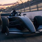 Monoplaza de Fórmula 1 sin decoración rodando en un circuito urbano al atardecer
