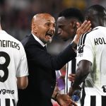Luciano Spalletti da indicaciones a Kolo Muani ante la presencia de Teun Koopmeiners durante el Juventus - Milan de la Serie A 2026/27.