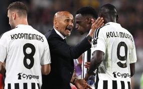 Luciano Spalletti da indicaciones a Kolo Muani ante la presencia de Teun Koopmeiners durante el Juventus - Milan de la Serie A 2026/27.