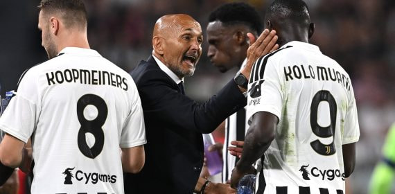 Luciano Spalletti da indicaciones a Kolo Muani ante la presencia de Teun Koopmeiners durante el Juventus - Milan de la Serie A 2026/27.