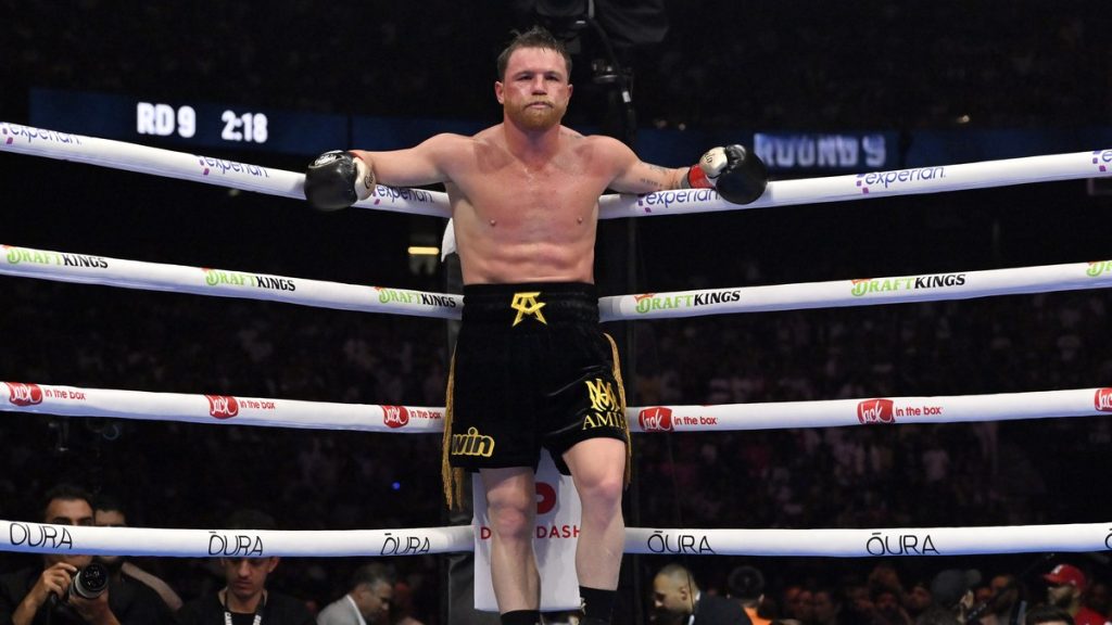 Canelo Álvarez espera apoyado en las cuerdas de su esquina durante el combate ante Terence Crawford en Las Vegas