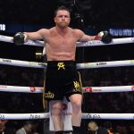Canelo Álvarez espera apoyado en las cuerdas de su esquina durante el combate ante Terence Crawford en Las Vegas