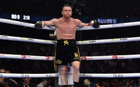 Canelo Álvarez espera apoyado en las cuerdas de su esquina durante el combate ante Terence Crawford en Las Vegas