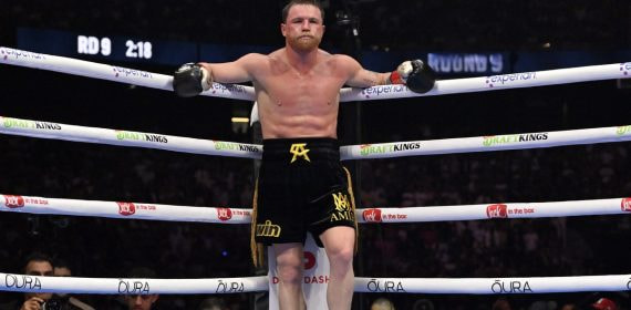 Canelo Álvarez espera apoyado en las cuerdas de su esquina durante el combate ante Terence Crawford en Las Vegas