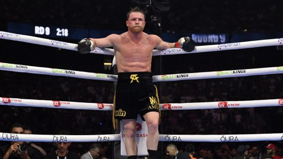 Canelo Álvarez espera apoyado en las cuerdas de su esquina durante el combate ante Terence Crawford en Las Vegas