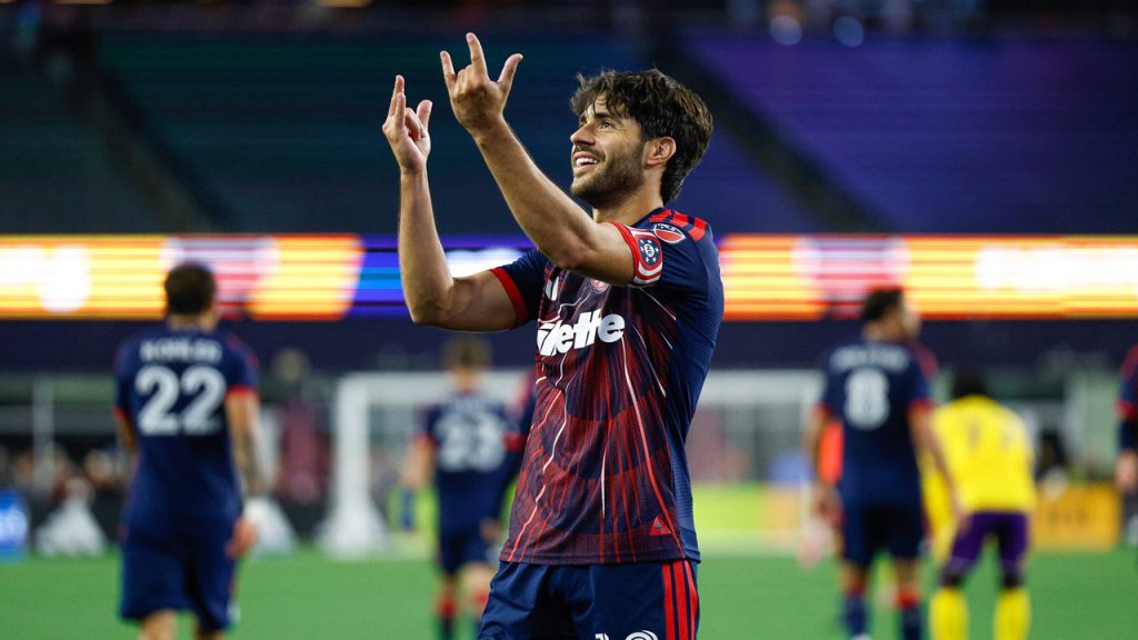Carles Gil celebra un gol en un partido entre Orlando City y New England Revolution, su equipo, de la MLS 2026