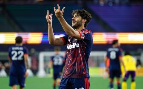 Carles Gil celebra un gol en un partido entre Orlando City y New England Revolution, su equipo, de la MLS 2026