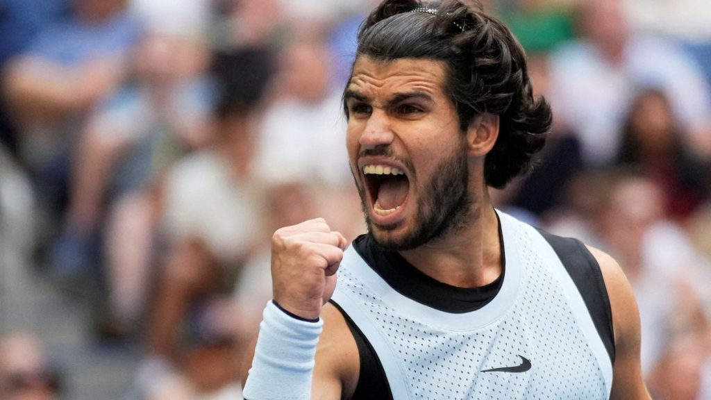 Carlos Alcaraz celebra un punto durante su partido de octavos ante Tommy Paul en el US Open
