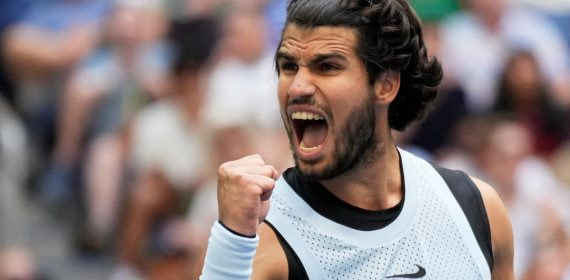 Carlos Alcaraz celebra un punto durante su partido de octavos ante Tommy Paul en el US Open