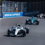 Un Williams blanco rueda por delante de un Aston Martin verde en una curva del circuito urbano del Madring, entre vallas