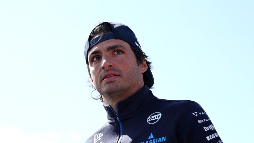 Carlos Sainz, con gorra hacia atrás y ropa de Williams, mira hacia la pista antes de la carrera en Zandvoort