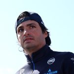 Carlos Sainz, con gorra hacia atrás y ropa de Williams, mira hacia la pista antes de la carrera en Zandvoort