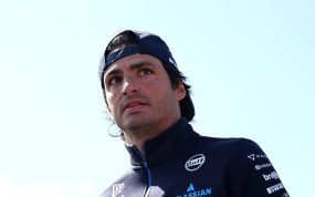 Carlos Sainz, con gorra hacia atrás y ropa de Williams, mira hacia la pista antes de la carrera en Zandvoort