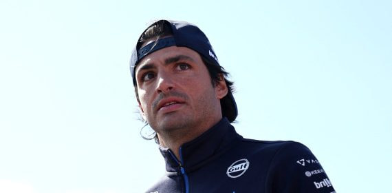Carlos Sainz, con gorra hacia atrás y ropa de Williams, mira hacia la pista antes de la carrera en Zandvoort