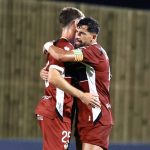 Jari Vlak y Alberto Jiménez se abrazan durante el partido entre la Real Sociedad B y el Castellón de LaLiga HyperMotion 2026/27.