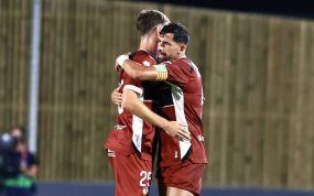Jari Vlak y Alberto Jiménez se abrazan durante el partido entre la Real Sociedad B y el Castellón de LaLiga HyperMotion 2026/27.