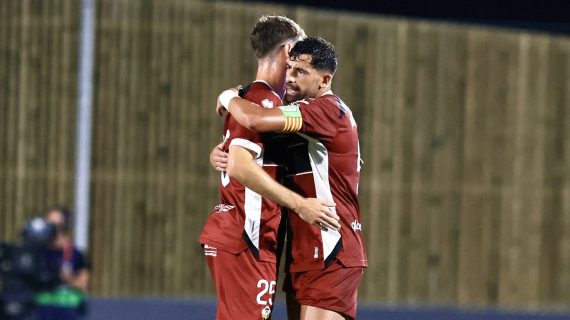 Jari Vlak y Alberto Jiménez se abrazan durante el partido entre la Real Sociedad B y el Castellón de LaLiga HyperMotion 2026/27.