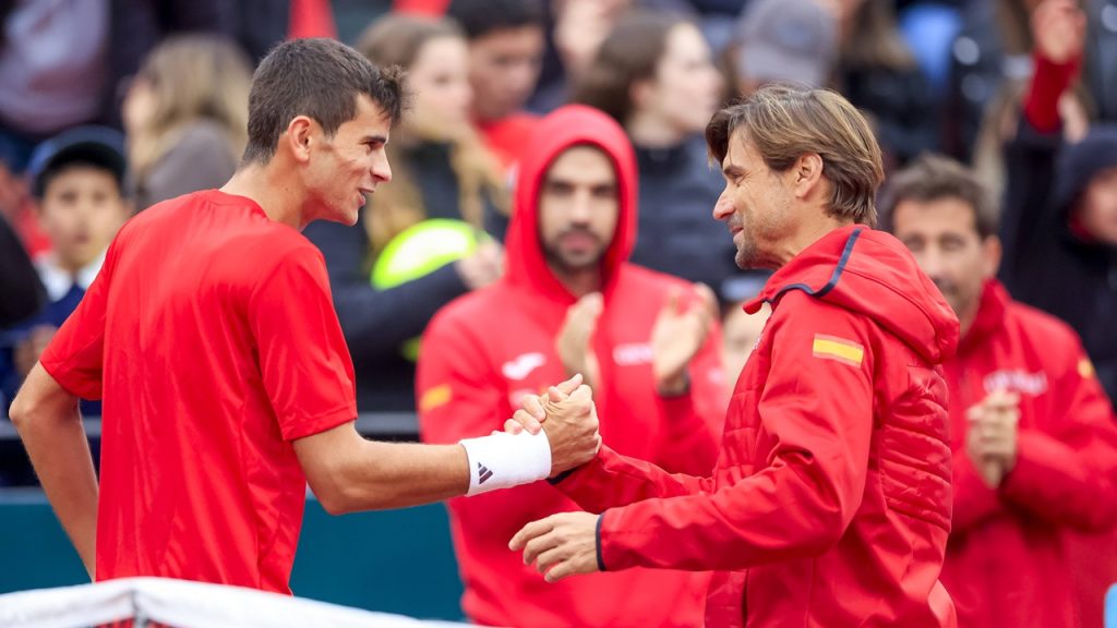 Rafa Jódar se da la mano con David Ferrer, el capitán español de la Copa Davis, tras conseguir el 2-0 de España en la serie ante Chile.
