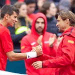 Rafa Jódar se da la mano con David Ferrer, el capitán español de la Copa Davis, tras conseguir el 2-0 de España en la serie ante Chile.