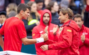 Rafa Jódar se da la mano con David Ferrer, el capitán español de la Copa Davis, tras conseguir el 2-0 de España en la serie ante Chile.