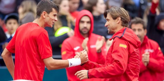 Rafa Jódar se da la mano con David Ferrer, el capitán español de la Copa Davis, tras conseguir el 2-0 de España en la serie ante Chile.