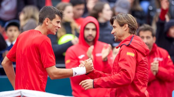 Rafa Jódar se da la mano con David Ferrer, el capitán español de la Copa Davis, tras conseguir el 2-0 de España en la serie ante Chile.