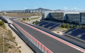 Recta de un circuito urbano de Fórmula 1 junto a un recinto ferial, con gradas vacías