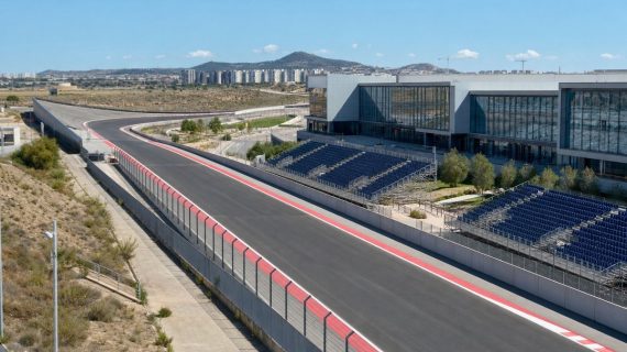 Recta de un circuito urbano de Fórmula 1 junto a un recinto ferial, con gradas vacías