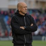Claudio Barragán dirigiendo un partido del Eldense en la banda del Pepico Amat.